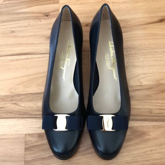 ferragamo bow pump